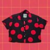 Camisa negra con motas rojas