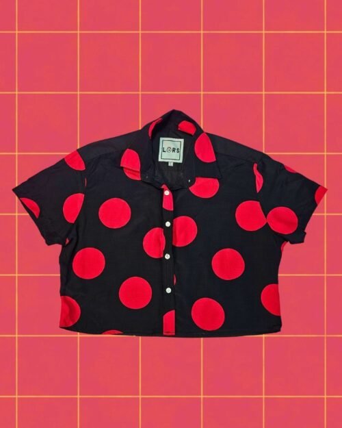 Camisa negra con motas rojas