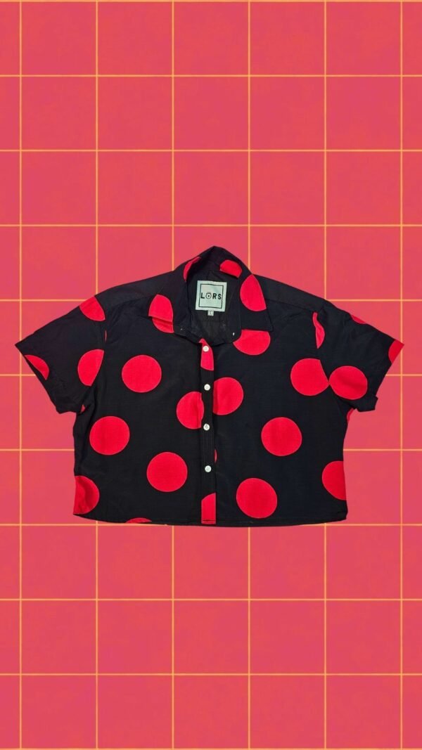Camisa negra con motas rojas