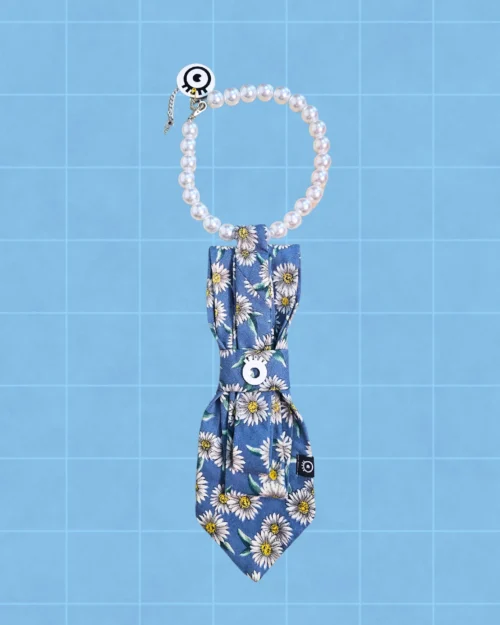 Collar de corbata y perlas celeste