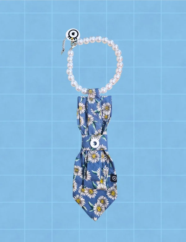 Collar de corbata y perlas celeste