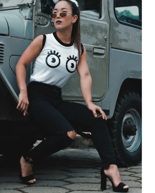 Solera ojos cuello negro