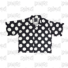 Camisa negra con motas blancas