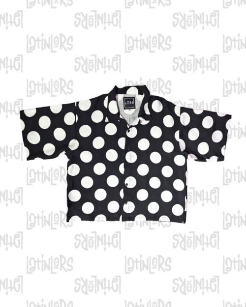 Camisa negra con motas blancas