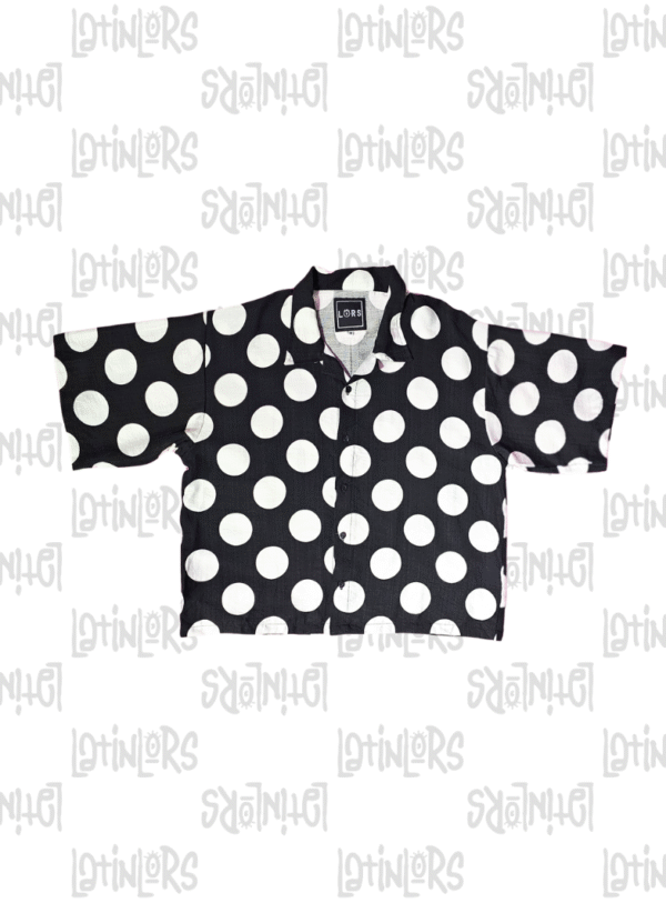 Camisa negra con motas blancas